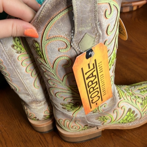 Corral neon green studded Size 6.5 C3967 - Picture 9 of 9